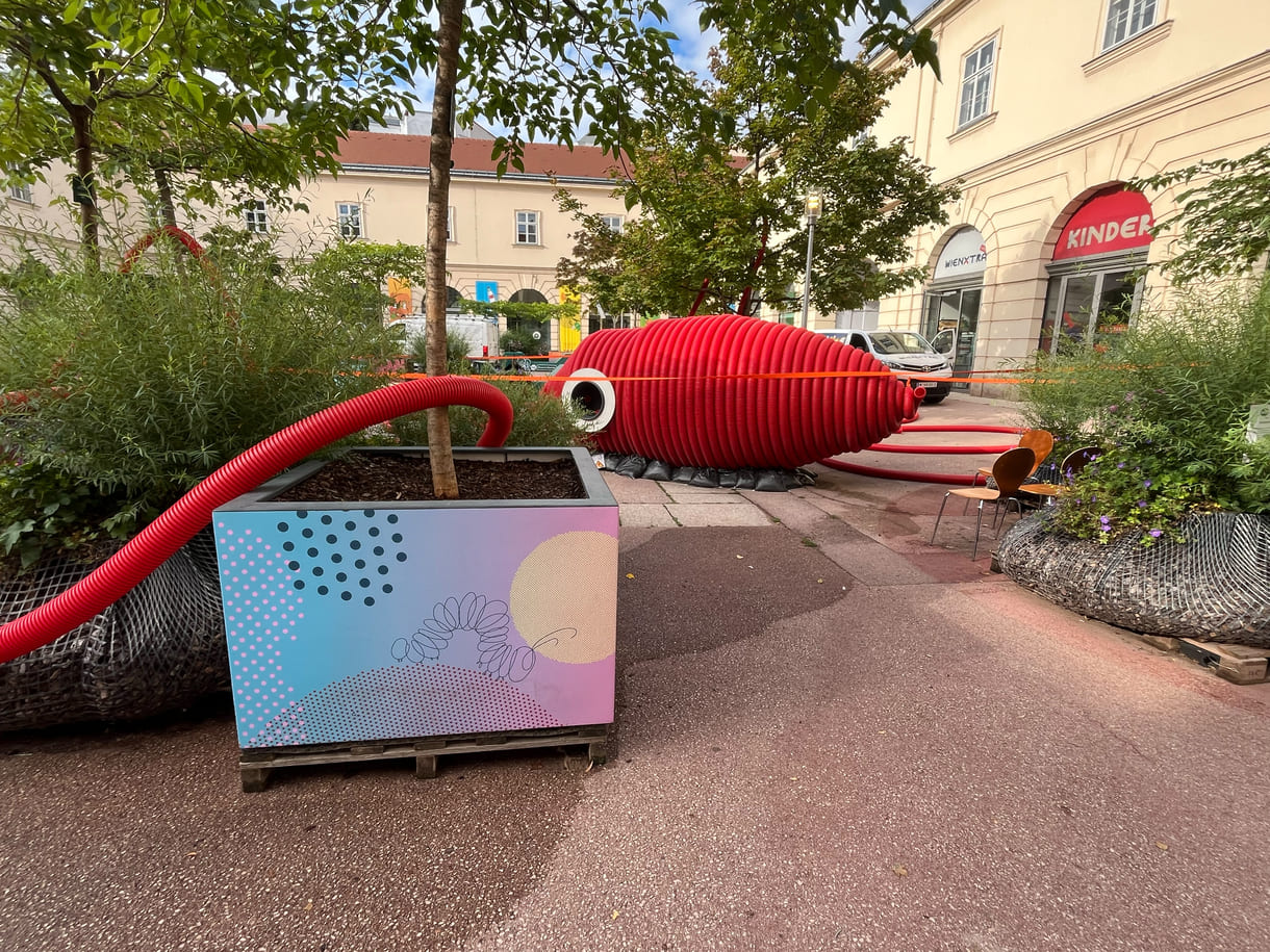 Krakenskulptur mit der und rund um die Tänzerinnen derzeit im MuseumsQuartier Wien performen