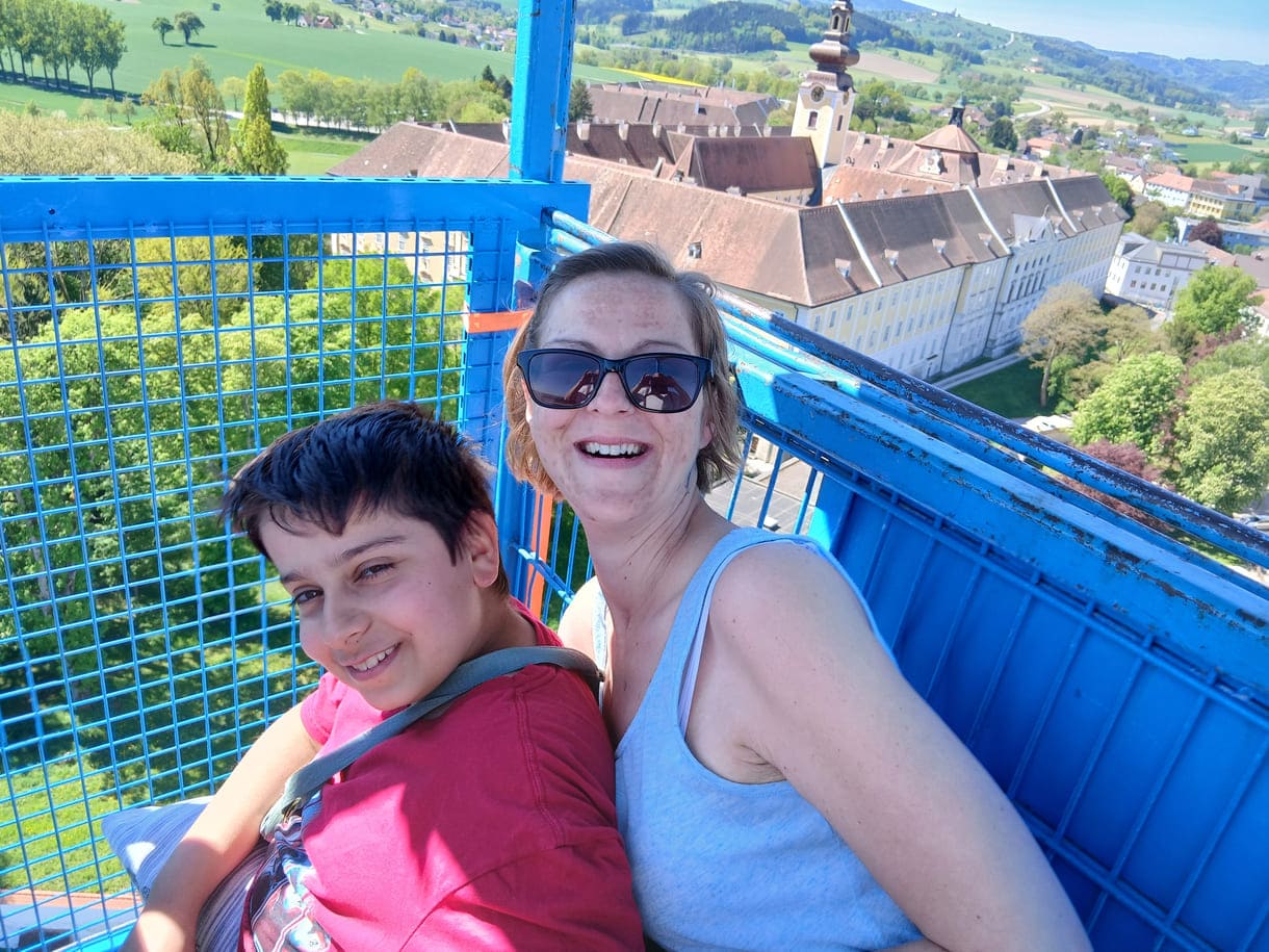 Joanathan - mit Begleitung - im Rollstuhl im Kran-Korb, um von ganz oben den Überblick zu kriegen