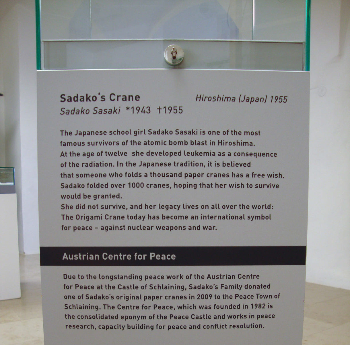 Der Erklärtext zur Vitrine mit Sadakos Kranich