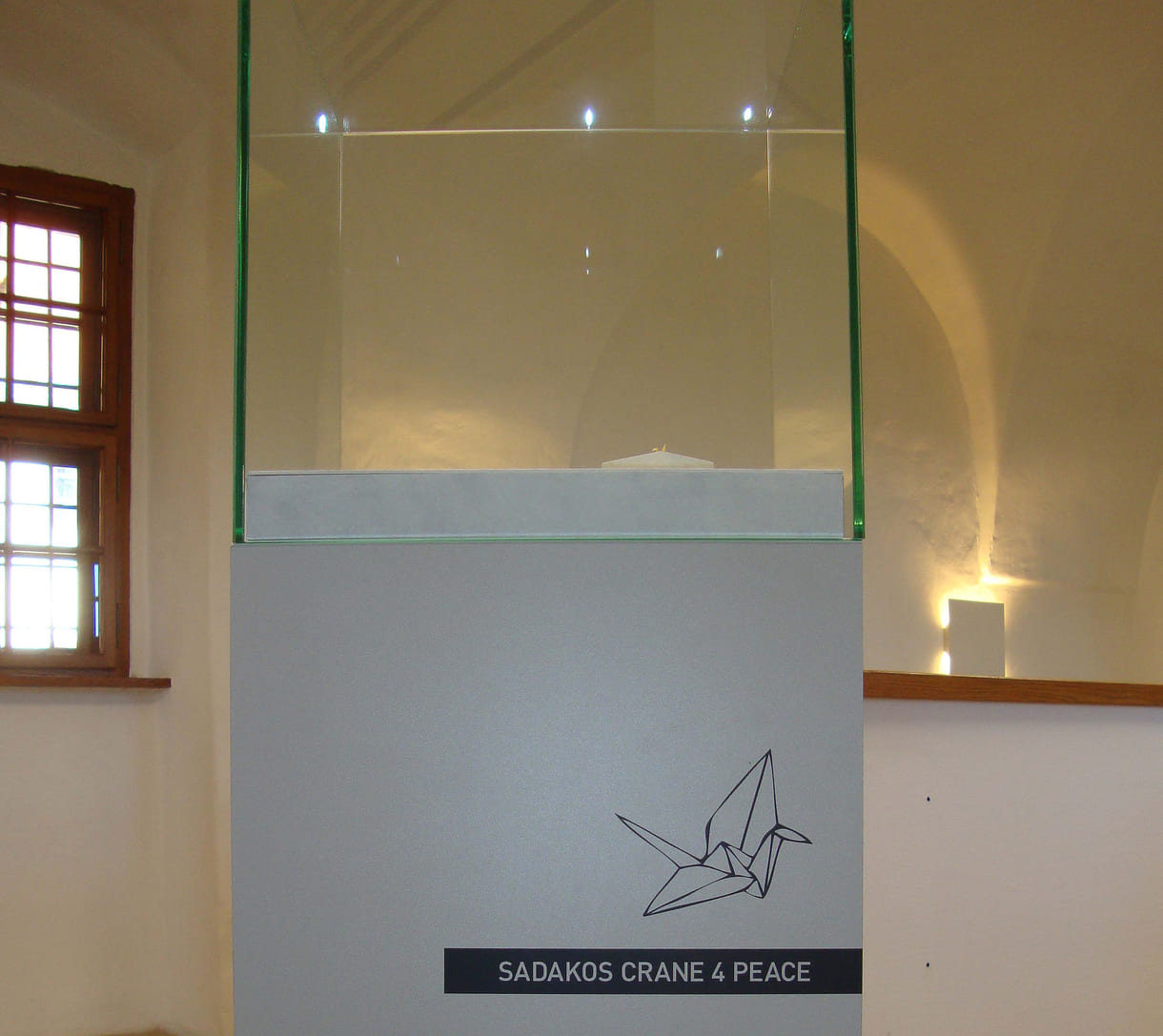 Vitrine mit dem - von Sadako Sasaki vor mehr als 70 Jahren gefalteten Mini-Kranich