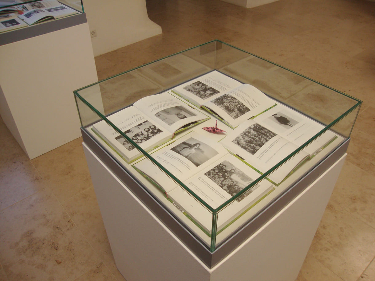 Vitrinen mit aufgeschlagenen Büchern über Sadako Sasaki