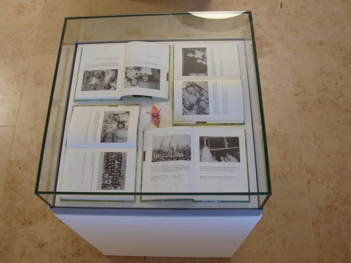 Vitrinen mit aufgeschlagenen Büchern über Sadako Sasaki