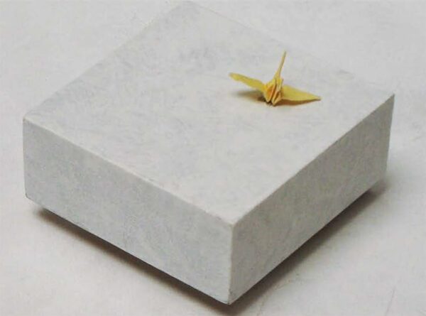 Gänsehaut verursacht dieser winzigste papierkranich, gefaltet von Sadako Sasaki in ihrem - leider letztlich vergeblichen - Überlebenskampf 1955