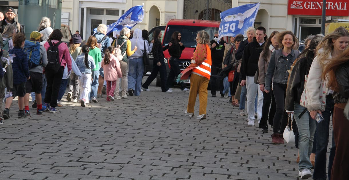 Friedensbewegte Kinder und Jugendliche in der Wiener Innenstadt