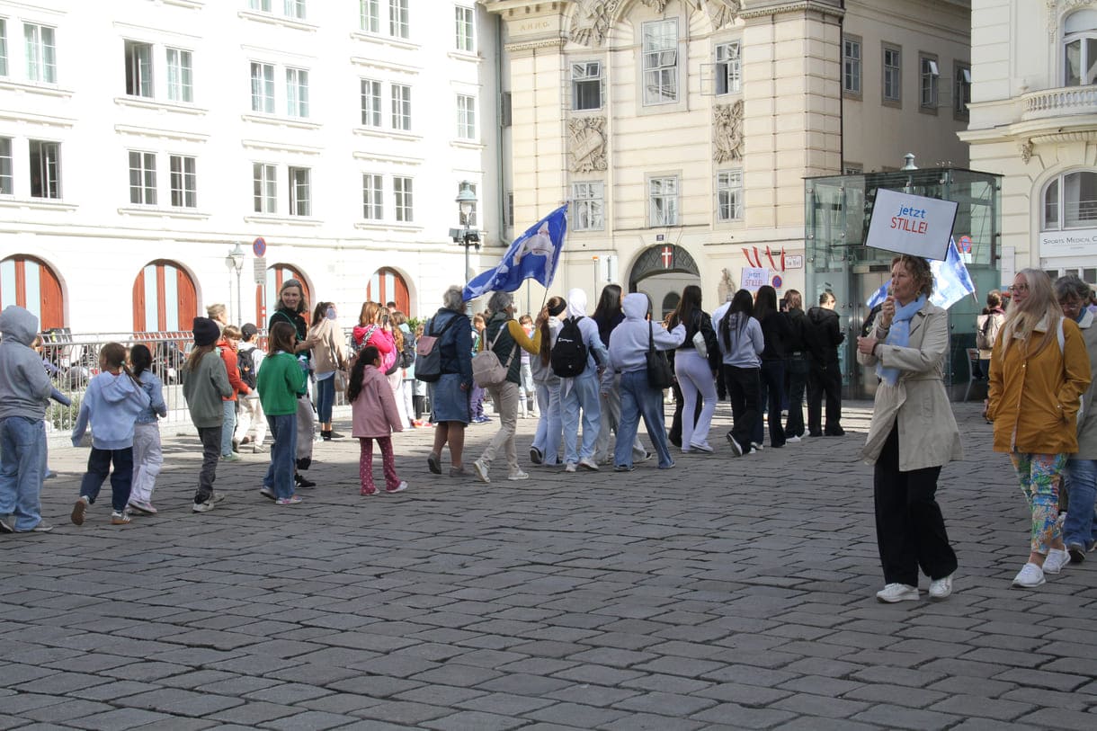 Friedensbewegte Kinder und Jugendliche in der Wiener Innenstadt