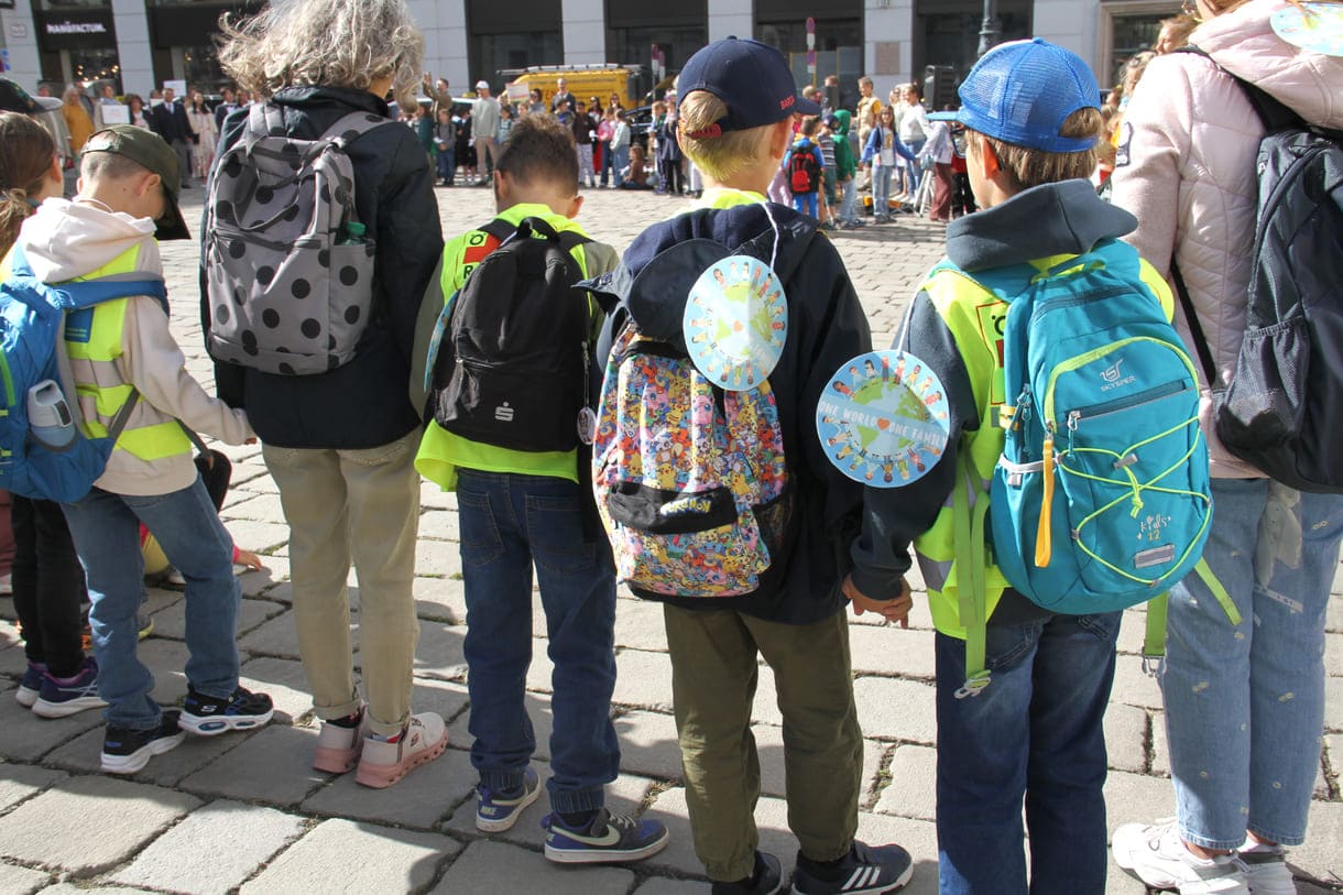 Der Platz - eingekreist von Friedensbewegten