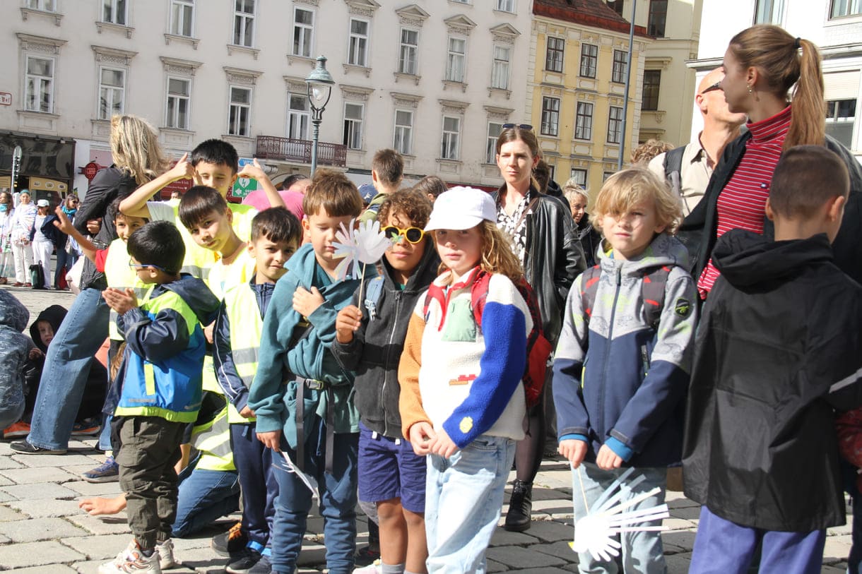 Der Platz - eingekreist von Friedensbewegten