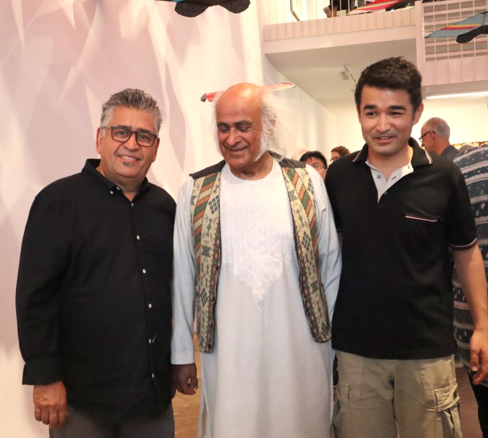 Die beiden Musiker Wahid Kamran und Sobeir Bachriar mit dem bildenden Künstler Zaker Soltani
