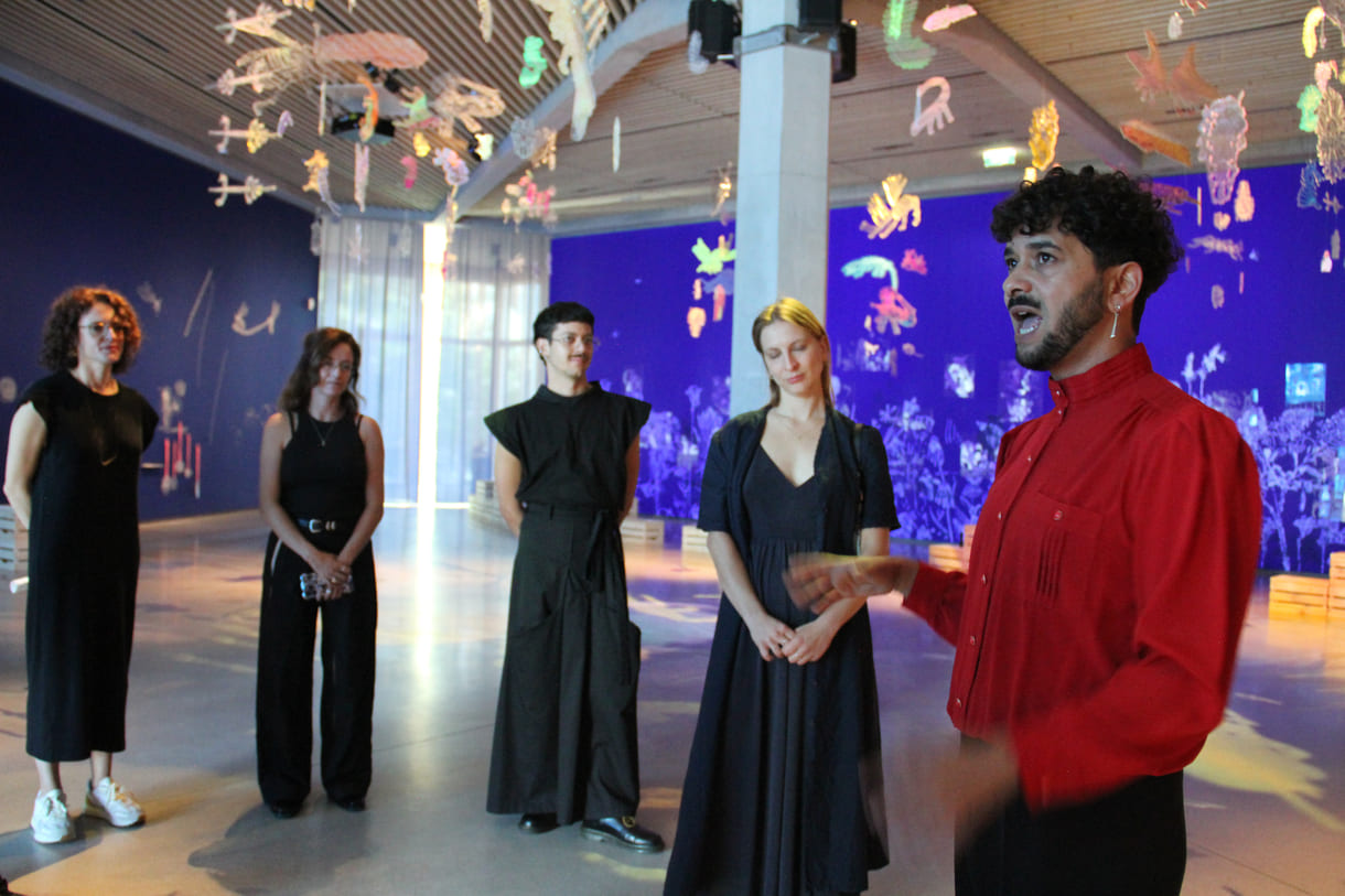 Künstler:innen in ihrer Ausstellung