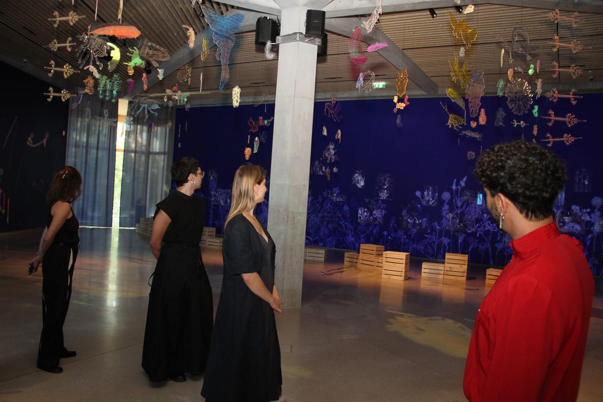 Künstler:innen in ihrer Ausstellung