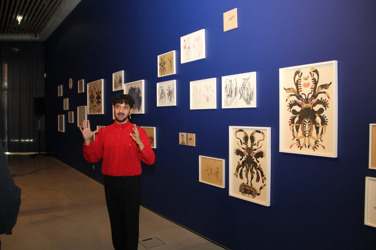 Künstler:innen in ihrer Ausstellung