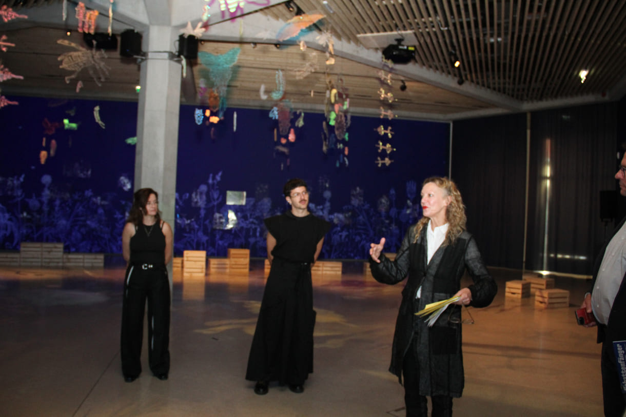 Künstler:innen in ihrer Ausstellung