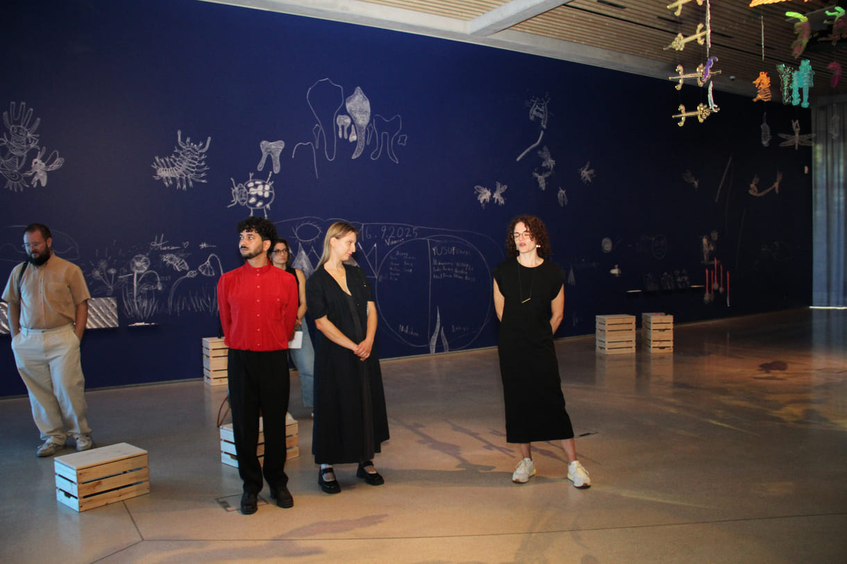 Künstler:innen in ihrer Ausstellung