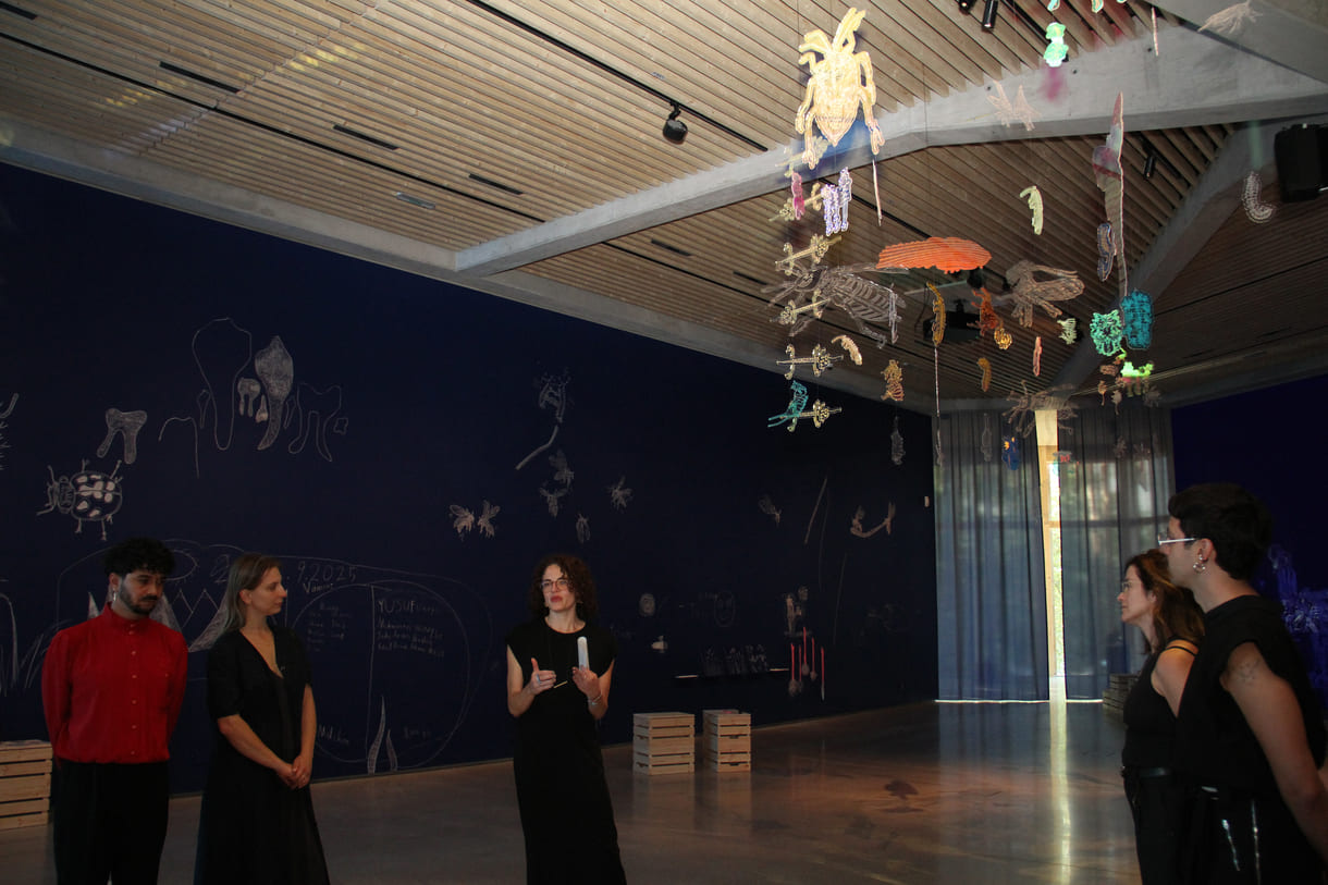 Künstler:innen in ihrer Ausstellung