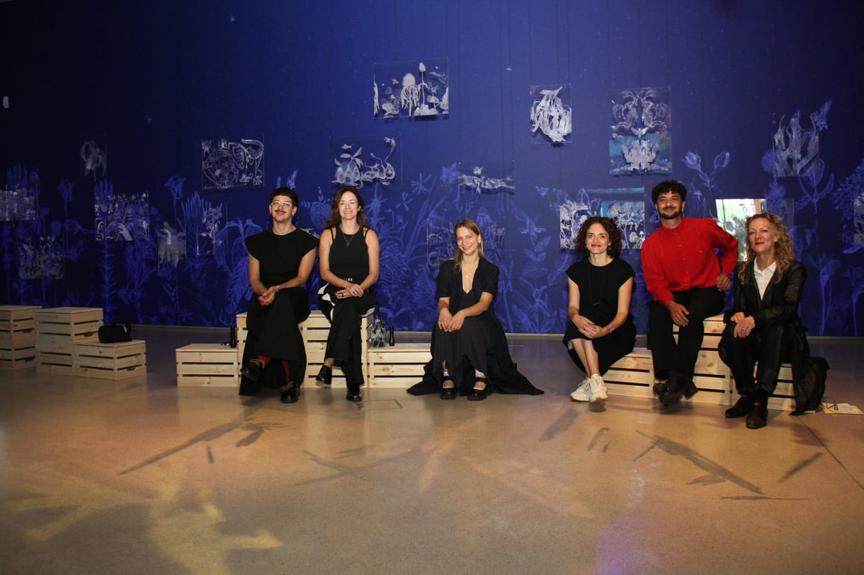 Künstler:innen in ihrer Ausstellung
