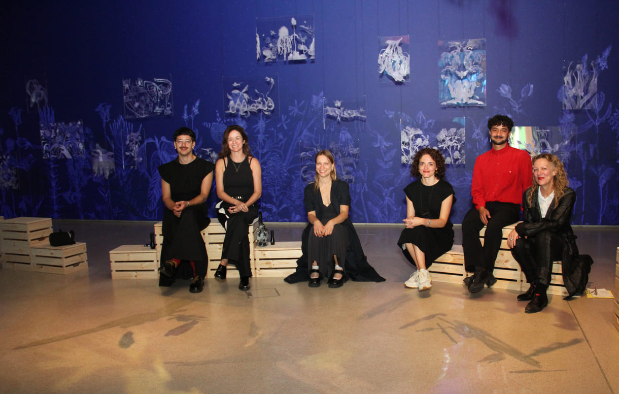 Künstler:innen in ihrer Ausstellung