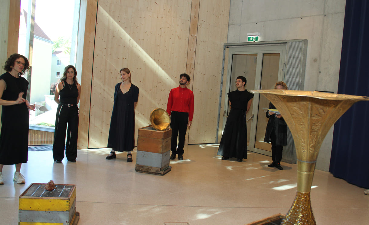 Künstler:innen in ihrer Ausstellung