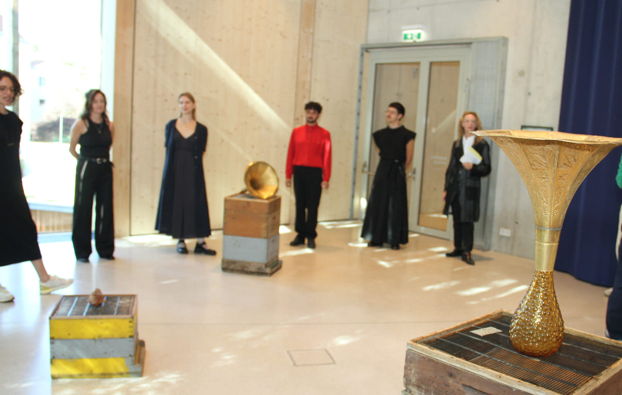 Künstler:innen in ihrer Ausstellung