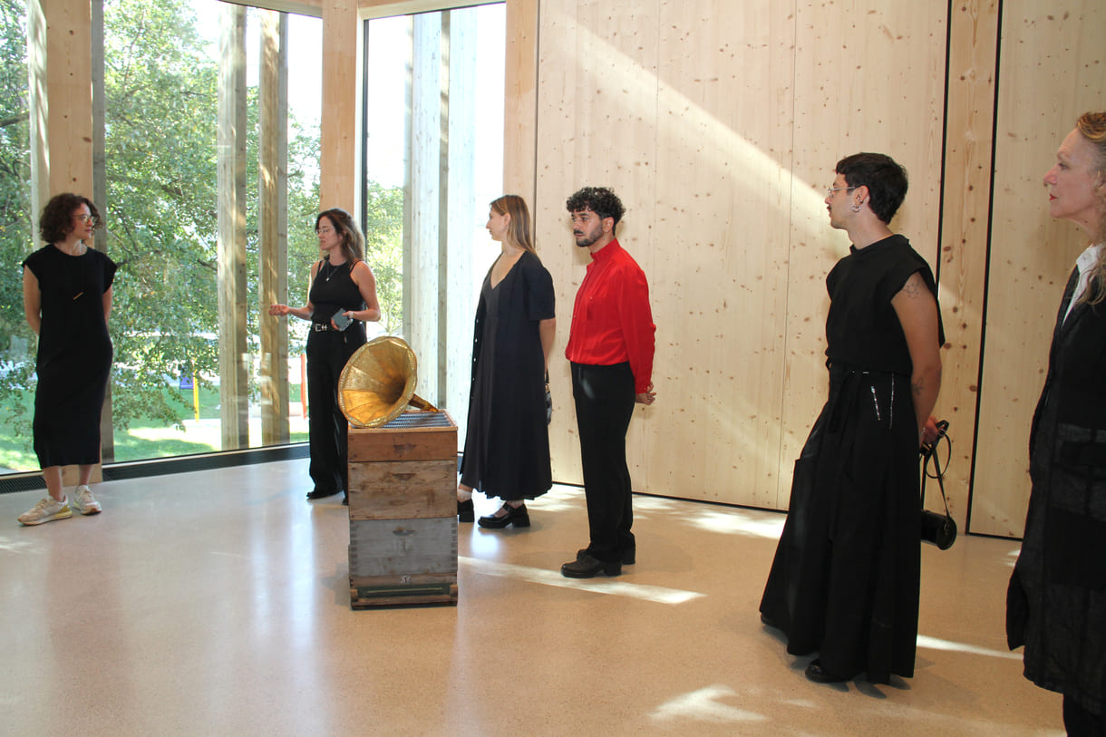 Künstler:innen in ihrer Ausstellung