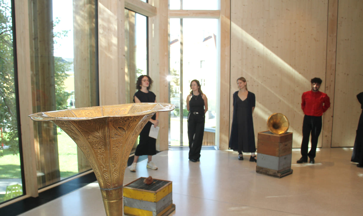 Künstler:innen in ihrer Ausstellung