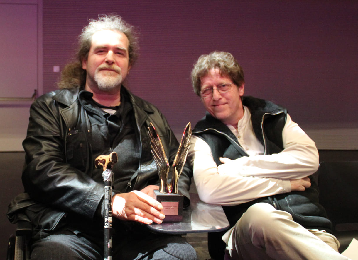 Nur leihweise fürs Foto: Ein Merkur für den Schöpfer dieser Statue, den Bildhauer Thomas Kosma; daneben der Gießer der Bronze-Skulptur: Thomas Fleissgarten