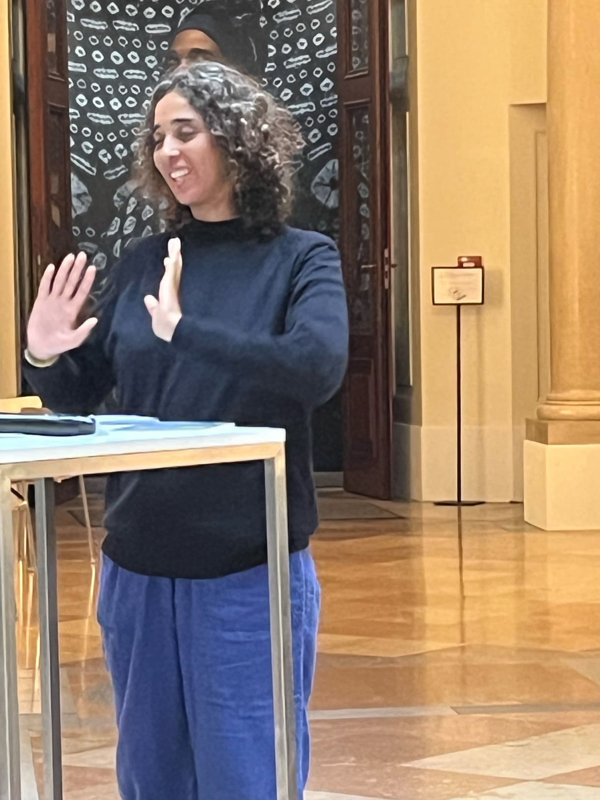 Tabita Rézaire bei ihrer Rede vor dem Rundgang durch die Ausstellung