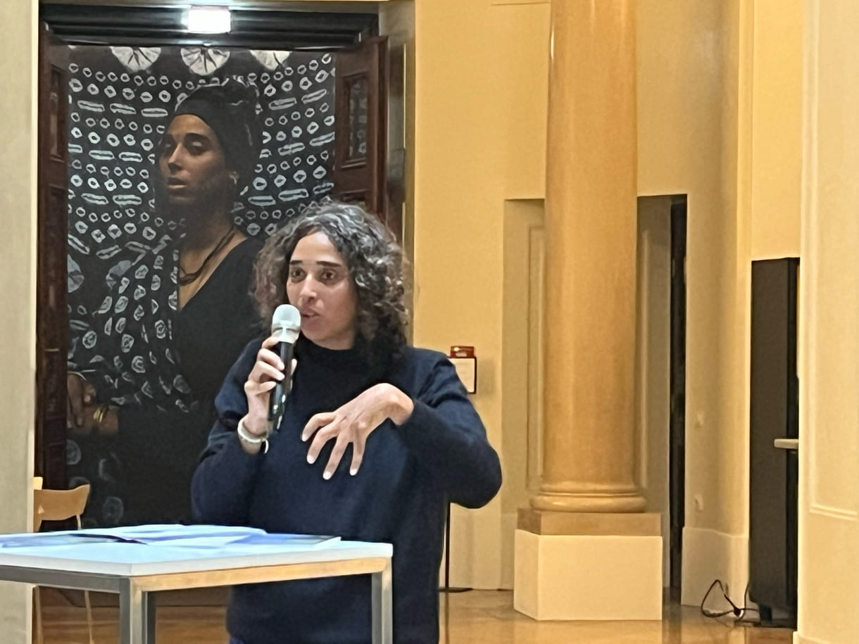 Tabita Rézaire bei ihrer Rede vor dem Rundgang durch die Ausstellung