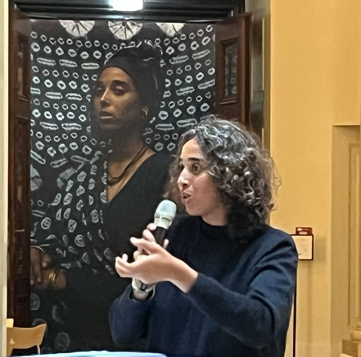 Tabita Rézaire bei ihrer Rede vor dem Rundgang durch die Ausstellung