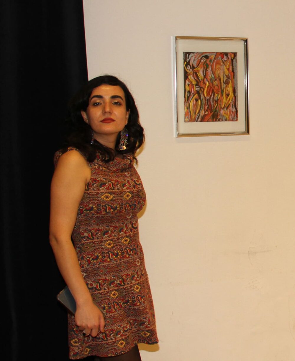 Die Künstlerin Maryam Haidari mit Bildern ihrer Ausstellung