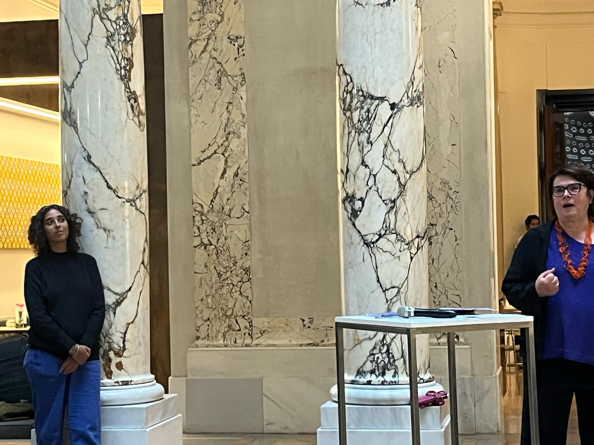 Die Künstlerin Tabita Rézaire und die Museumsdirektorin Claudia Banz