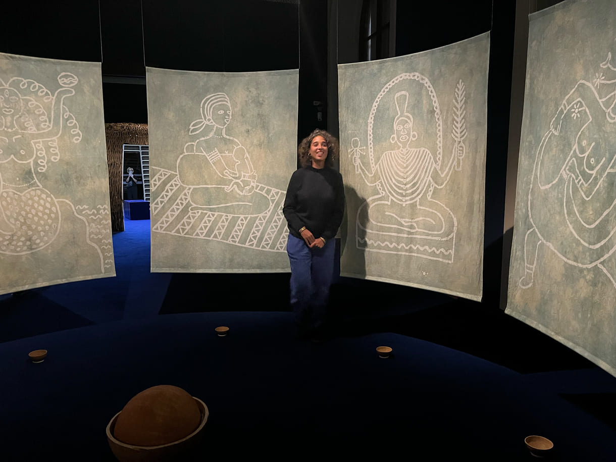 Künstlerin inmitten der Installation 