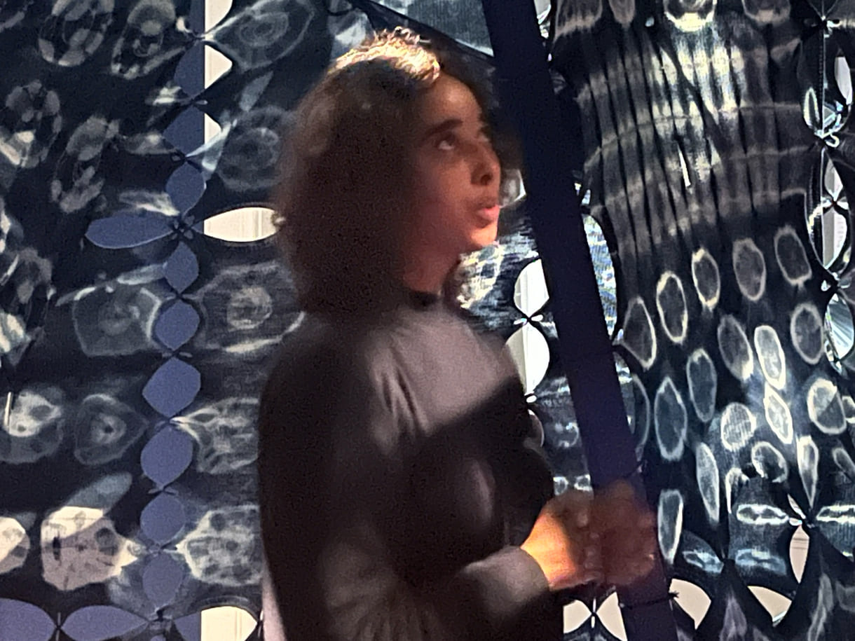 Die Künstlerin in der Installation 