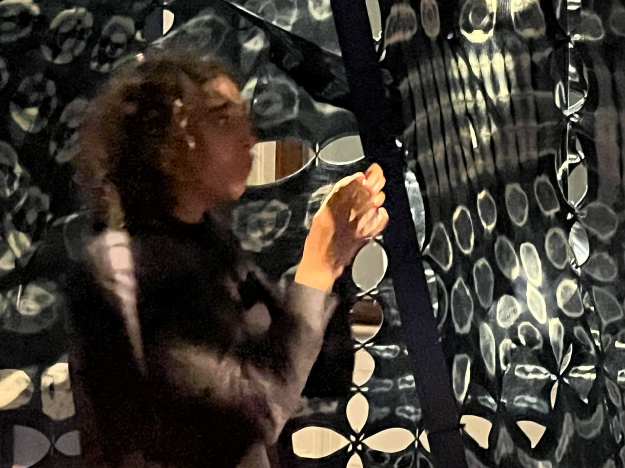 Die Künstlerin in der Installation 