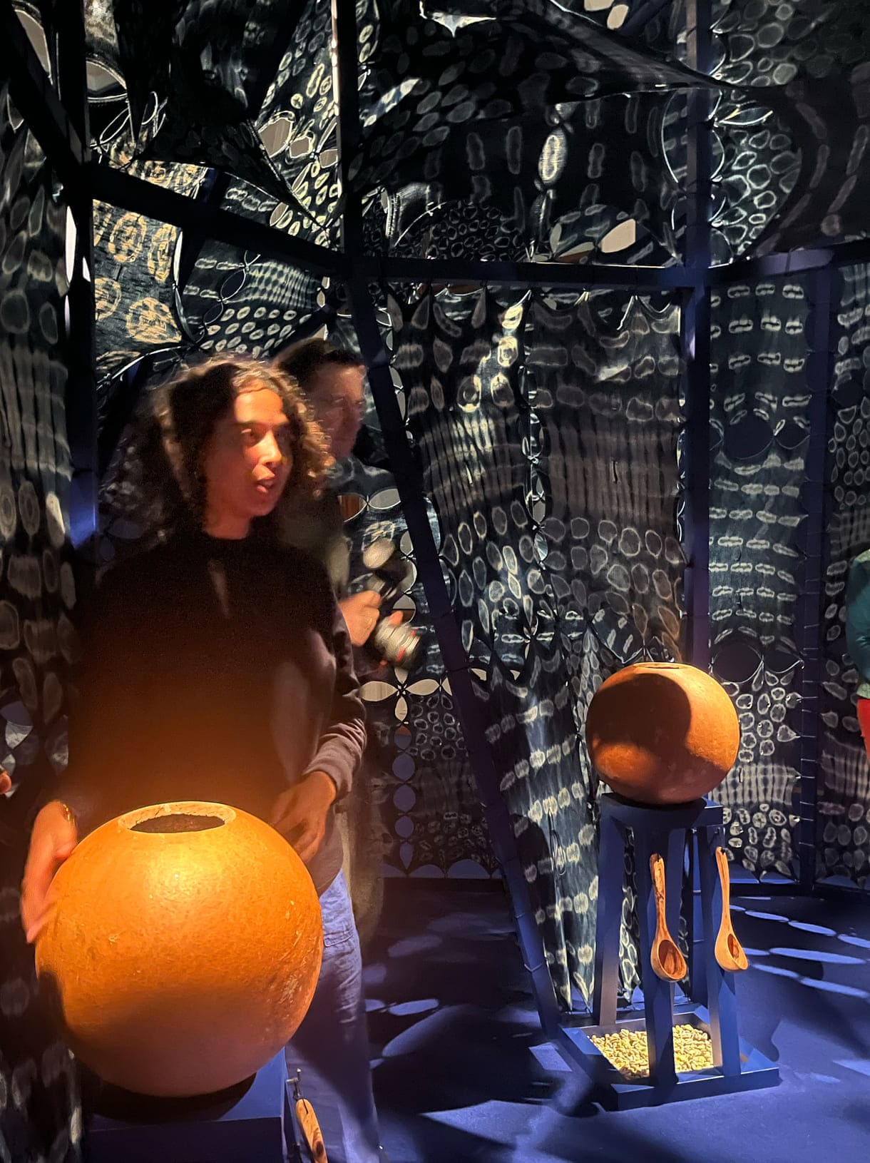 Die Künstlerin in der Installation 