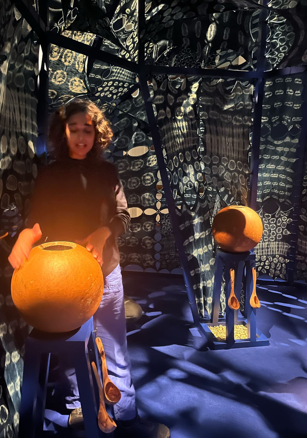 Die Künstlerin in der Installation 