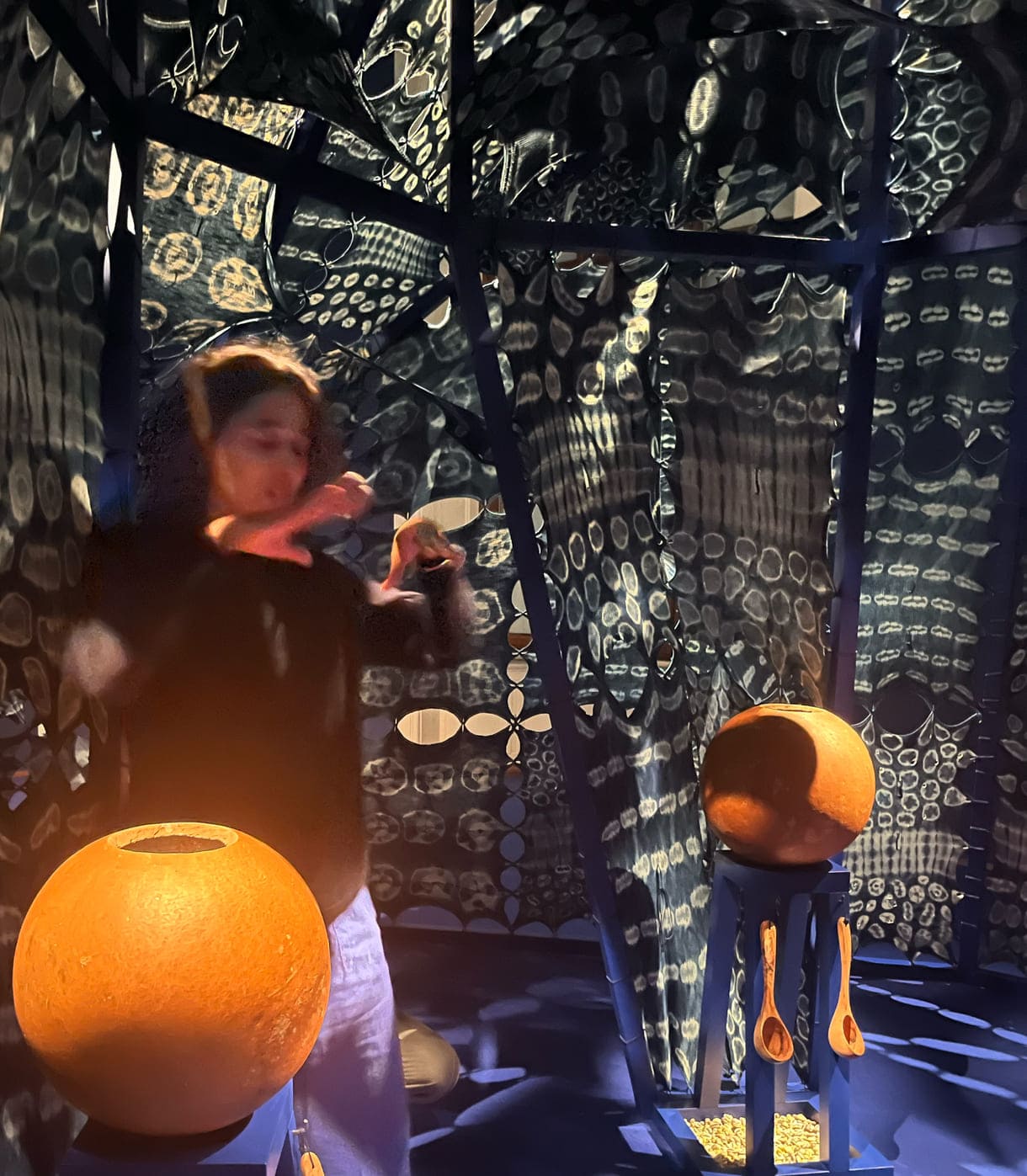 Die Künstlerin in der Installation 