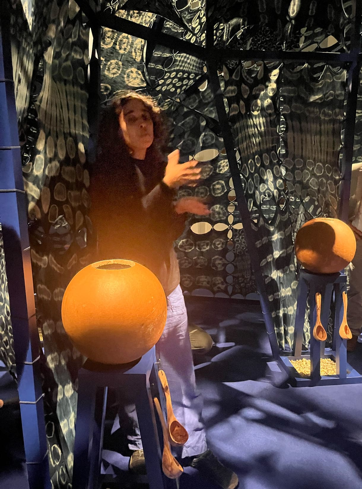 Die Künstlerin in der Installation 