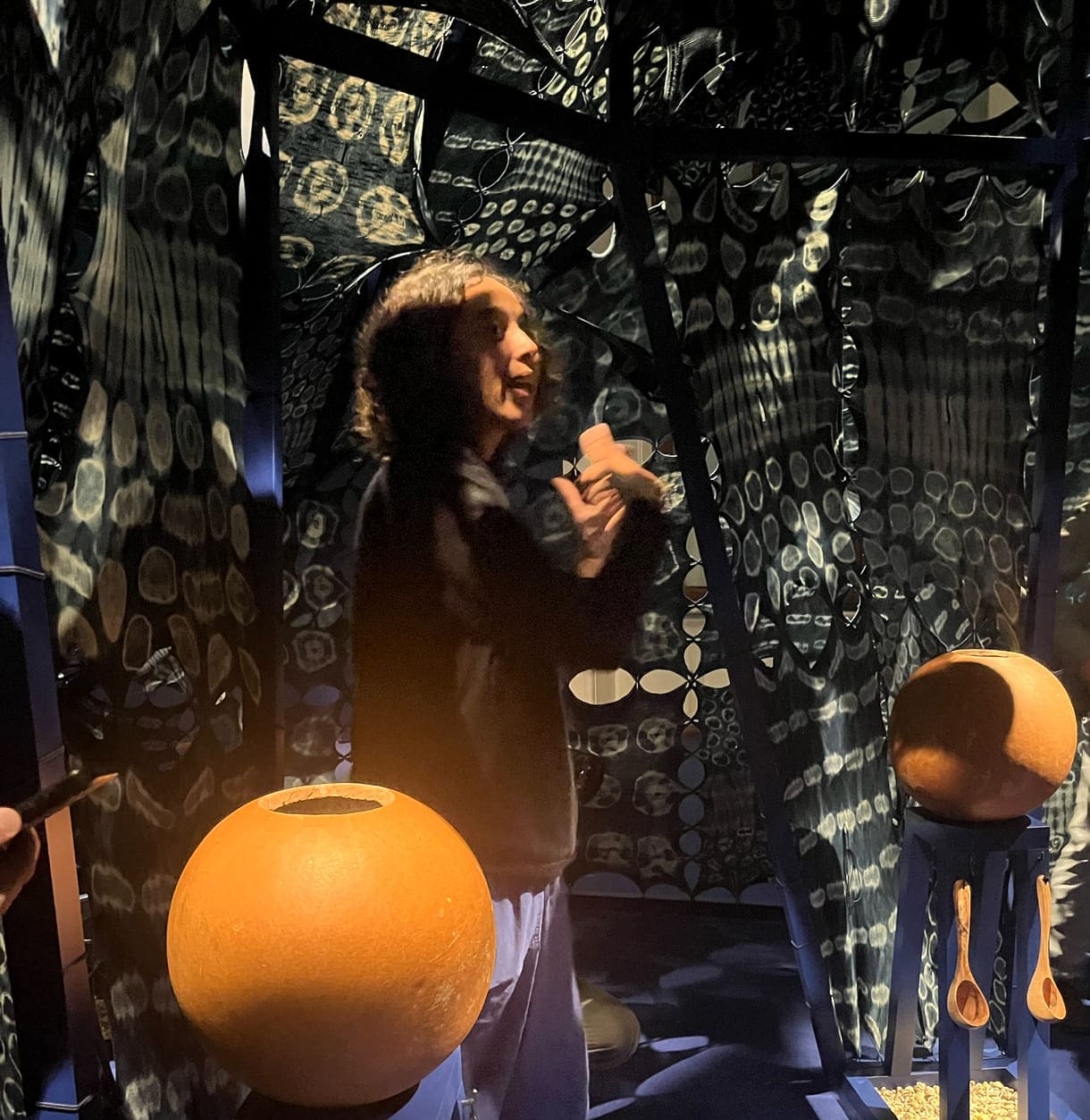 Die Künstlerin in der Installation 