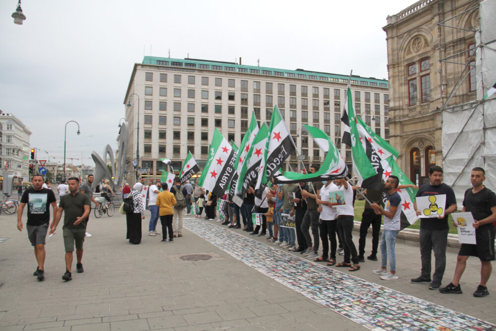 Mundgebung in Wien neben der Oper zum Jahrestag des Giftgasangriffs auf das syrische Ghuta
