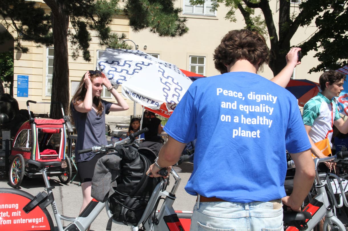 Großes Hallo mit Transparent, Plakaten, Jubel und Reden zum Abschluss der Friedens-Radfahrt am Campus der Uni Wien