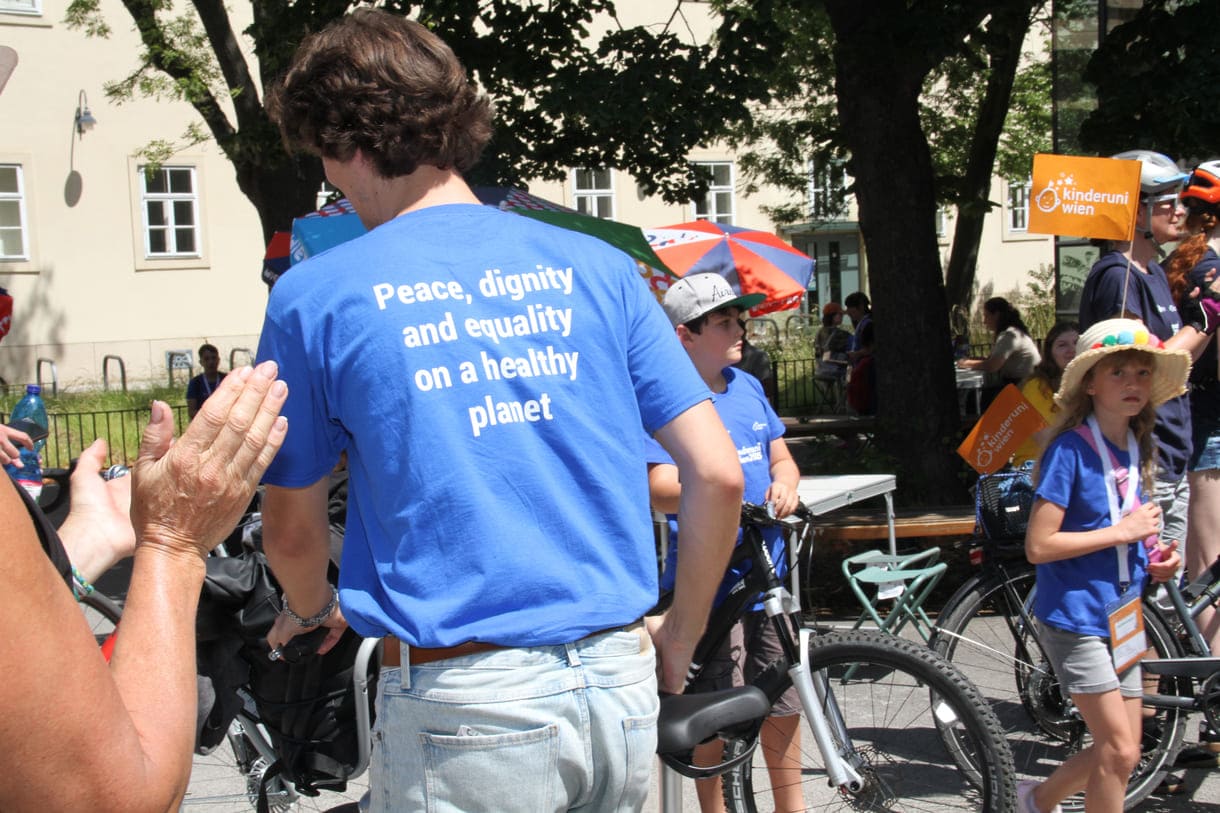 Großes Hallo mit Transparent, Plakaten, Jubel und Reden zum Abschluss der Friedens-Radfahrt am Campus der Uni Wien