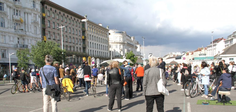 Kundgebung auf dem ÜParkplatz neben dem Wiener Naschmarkt für Freiraum statt Markhalle