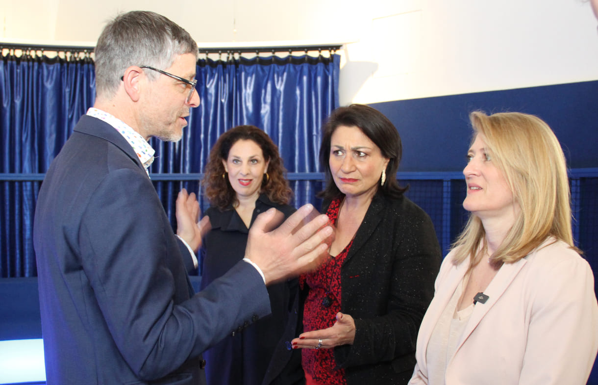 Ausstellungskurator Christian Ganzer im Gespräch mit Zoom-Direktorin Andrea Zsutty und den Stadträtinnen Veronica Kaup-Hasler sowie Bettina Emmerling