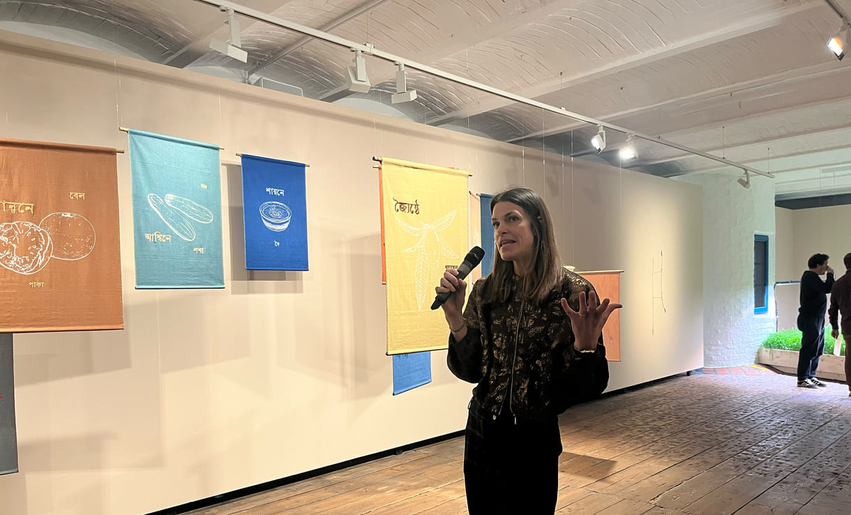 Kuratorin Sophie Haslinger führt durch die 