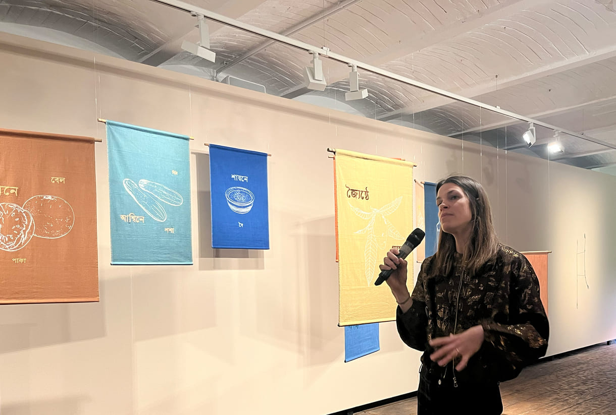 Kuratorin Sophie Haslinger führt durch die 