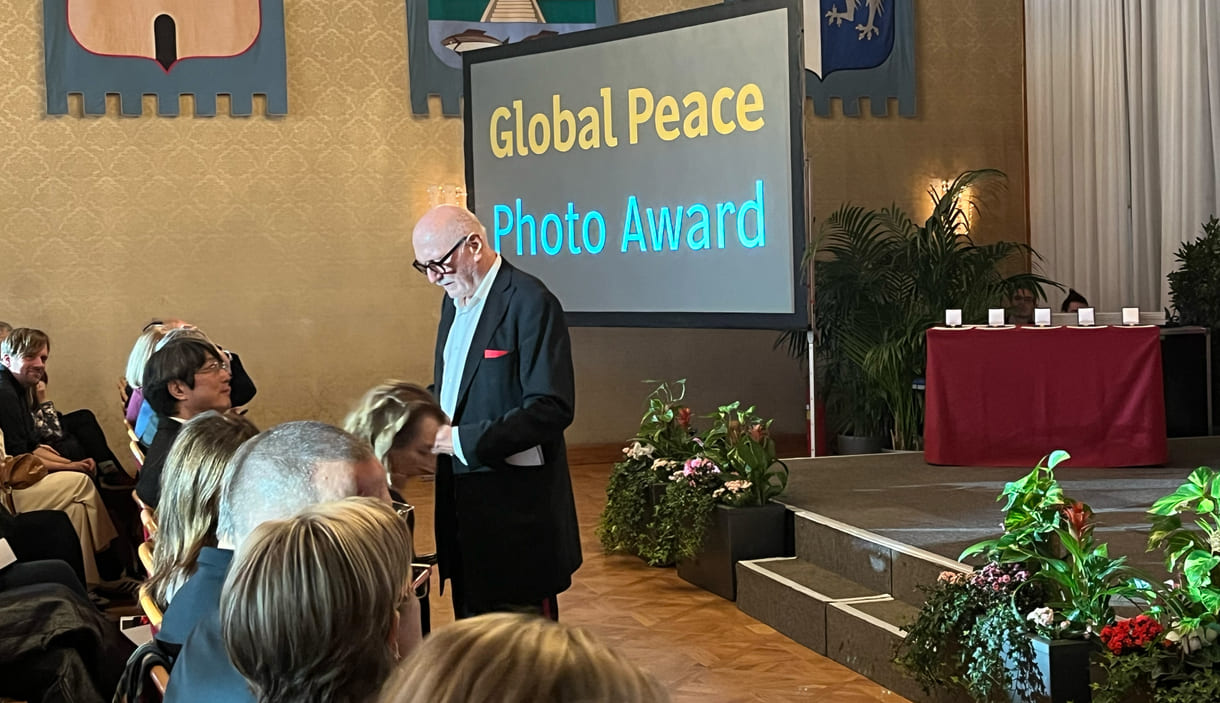 Co-Initiator des Global Peace Photo Awards, Lois Lammerhuber mit Japans Botschafter Iwama Kiminori