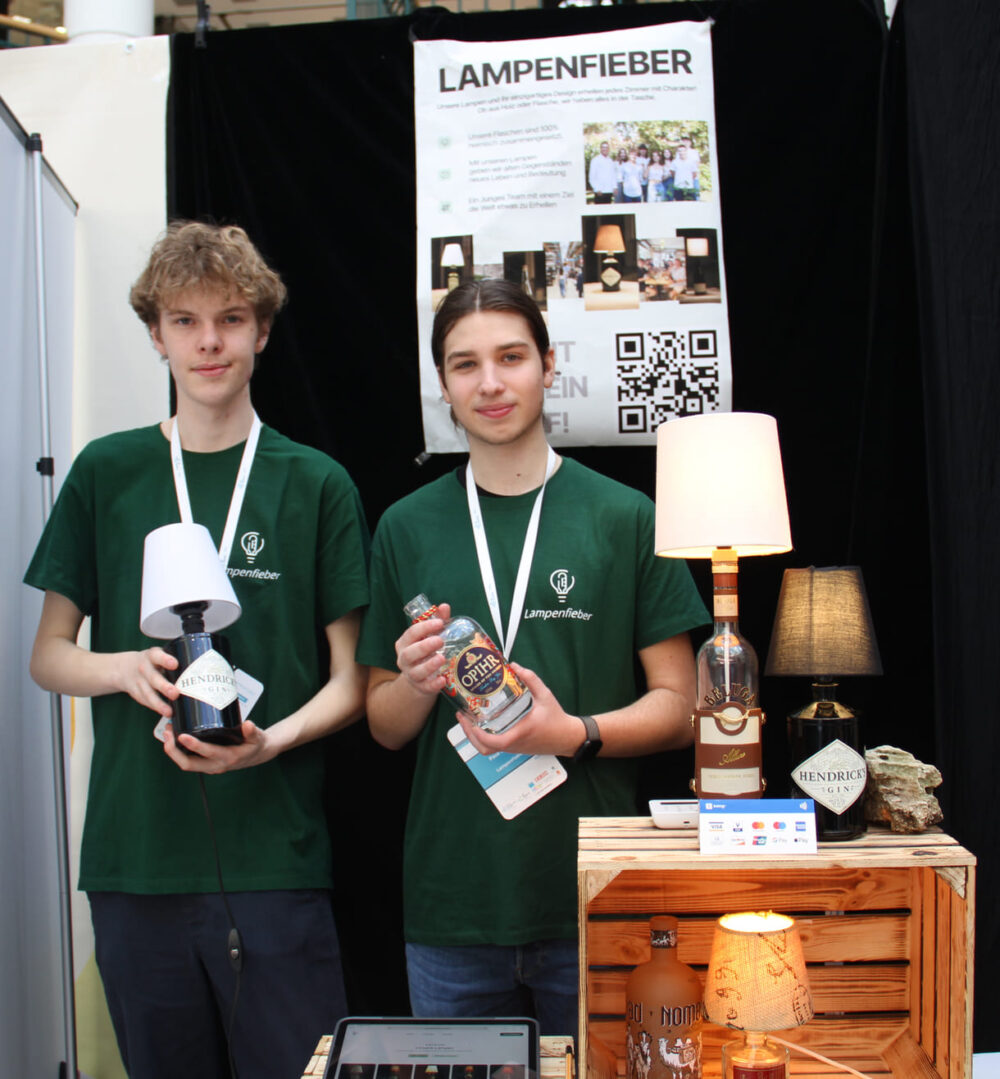 Laurids Corti und Paul Fellner erklären ihre Flaschen-Lampen