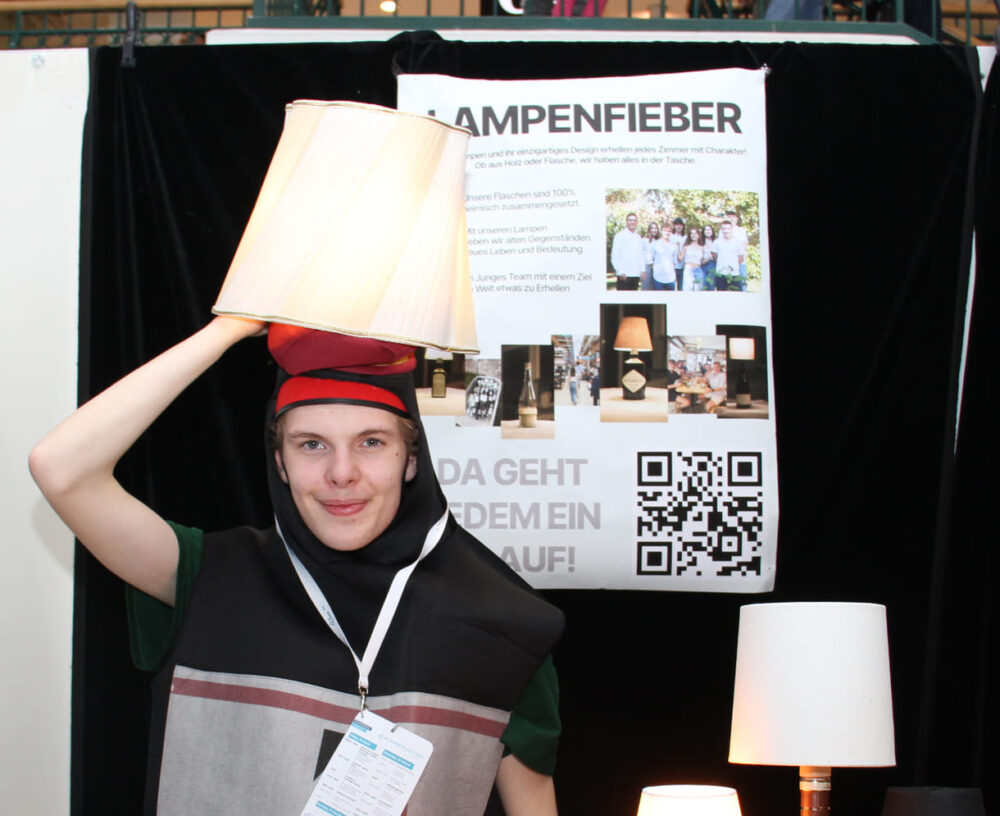 Werbewirksam verwandelt sich ein Schüler in eine Steh- bzw. Geh-Lampe