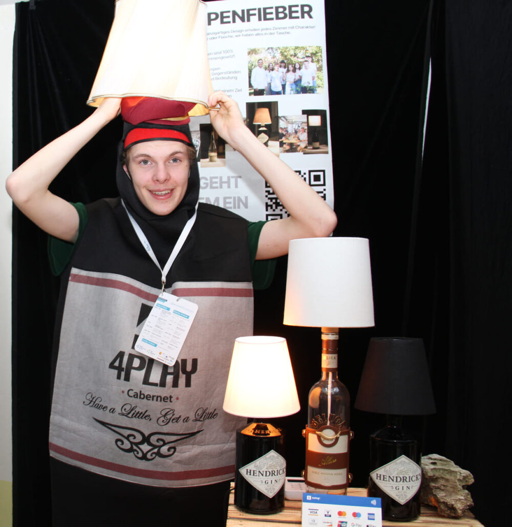 Werbewirksam verwandelt sich ein Schüler in eine Steh- bzw. Geh-Lampe