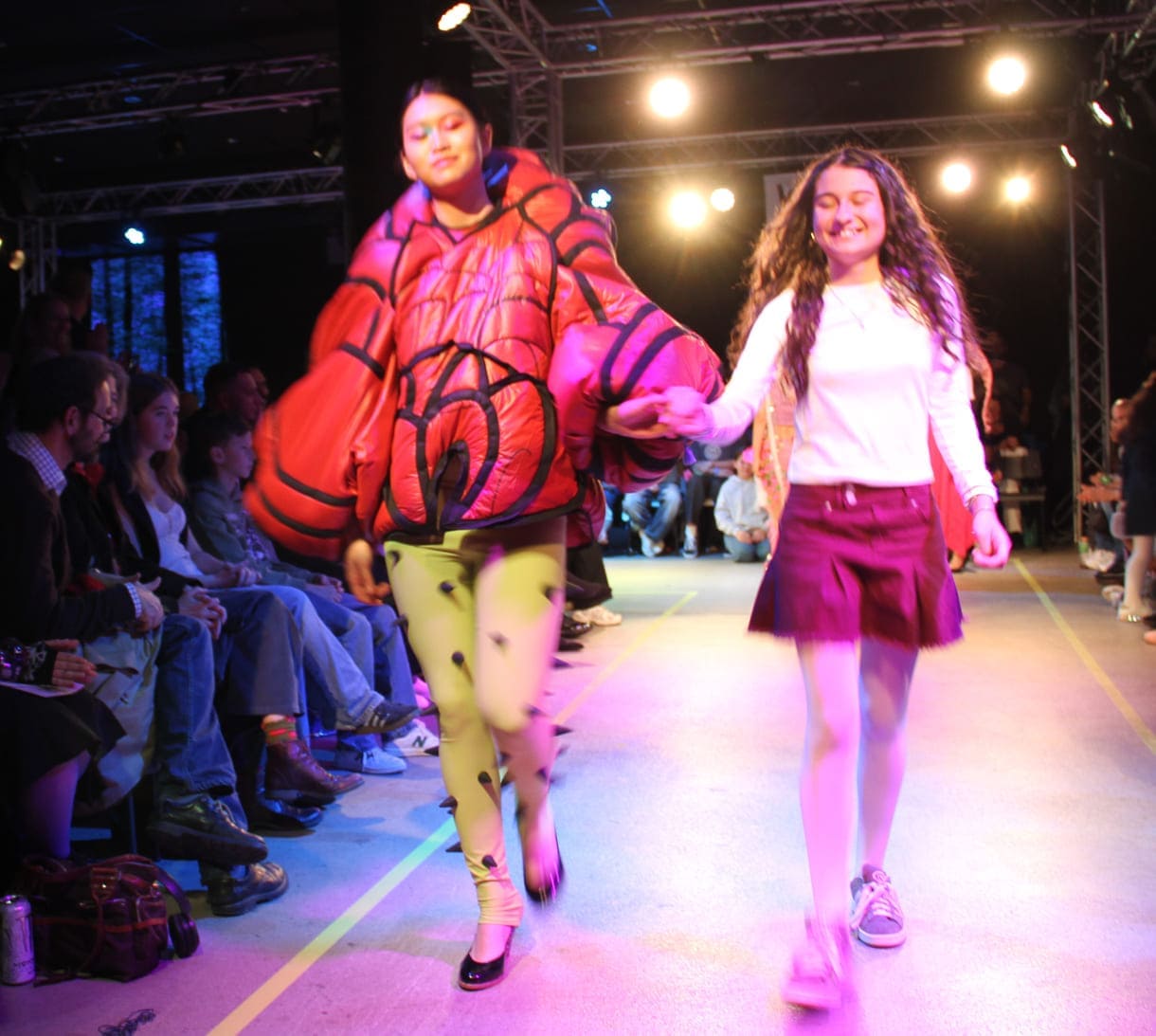 Desgner:innen, die bei der Show anwesend waren mit "ihren" Models auf dem Laufsteg